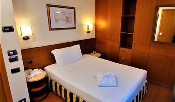 1 einzelbett, deluxe-zimmer, schachtel pralinen, bademantel und pantoffeln, kaffeemaschine und wasserkocher