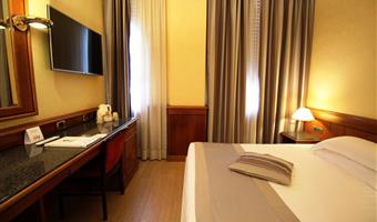 1 doppelbett, frenchsize-bett, kleines doppelzimmer, highspeed-wlan, safe, wasserkocher