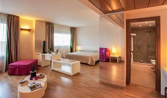 1 kingsize-bett, executive-loft, 55 quadratmeter, wohnzimmer mit sofa, vip-wohlfühlset, kostenloses parken im parkhaus