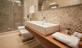 1 kingsize-bett, executive-loft, 55 quadratmeter, wohnzimmer mit sofa, vip-wohlfühlset, kostenloses parken im parkhaus