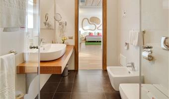 1 kingsize-bett, executive-loft, 55 quadratmeter, wohnzimmer mit sofa, vip-wohlfühlset, kostenloses parken im parkhaus