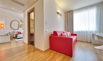 1 kingsize-bett, junior-suite, parkett, 2 fernseher mit flachbildschirm, wohnzimmer, sofa