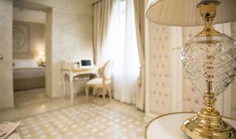 1 kingsize-bett, nichtraucher, junior-suite, zwei lcd-fernseher, wohnzimmer, badewanne und dusche, chromotherapie