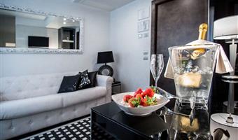 1 kingsize-bett, nichtraucher, junior-suite, zwei lcd-fernseher, wohnzimmer, badewanne und dusche, chromotherapie