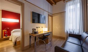 1 kingsize-bett, junior-suite, wohnzimmer, begehbarer kleiderschrank