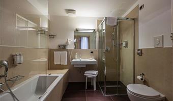1 kingsize-bett, junior-suite, wohnzimmer, begehbarer kleiderschrank