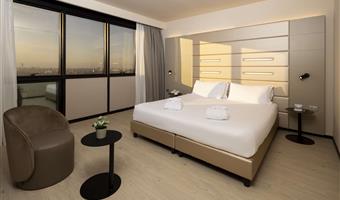 junior suite deluxe, über 50 qm, 17.<br /><br />stockwerk, 1 king-size-bett, 2 badezimmer, 1 begehbarer kleiderschrank, kostenloses wlan, wasserkocher, bademantel und hausschuhe, minibar, segafredo-maschine, safe, 2 lcd-tv mit sky-kanälen und chromecast, kostenlose parkplätze und fitnessraum am 18.<br /><br />fußboden, besonderer empfang (1 glas wein mit snacks)