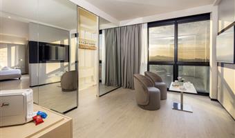 junior suite deluxe, über 50 qm, 17.<br /><br />stockwerk, 1 king-size-bett, 2 badezimmer, 1 begehbarer kleiderschrank, kostenloses wlan, wasserkocher, bademantel und hausschuhe, minibar, segafredo-maschine, safe, 2 lcd-tv mit sky-kanälen und chromecast, kostenlose parkplätze und fitnessraum am 18.<br /><br />fußboden, besonderer empfang (1 glas wein mit snacks)