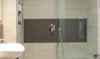 1 queensize- und 1 einzelbett, kaffeemaschine, wi-fi, flat-screen-fernseher, klimatisiert