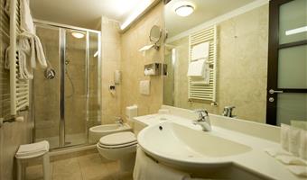 1 doppelbett in königsgröße, standard-zimmer, 14 qm, sky-kanäle, wi-fi, tee und kaffeemaschine, nichtraucher-zimmer