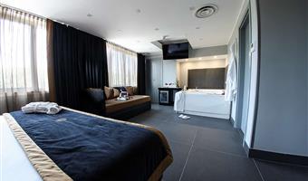 1 kingsize-bett, sofabett, deluxe-zimmer, whirlpool, dusche