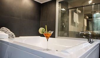 1 kingsize-bett, sofabett, deluxe-zimmer, whirlpool, dusche