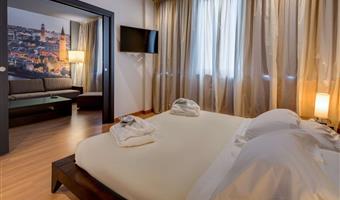 suite - 1 queensize-bett, 1 einzelbett, nichtraucher, wohnbereich, begehbarer kleiderschrank, 2 badezimmer, kostenlose whirlpool-nutzung