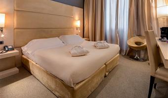 1 queensize-bett, nichtraucher, junior-suite, sofabett für eine person, begehbarer kleiderschrank, großes badezimmer