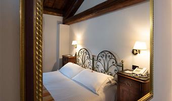 1 queen-bett, nichtraucherzimmer, economy zimmer, 2 einzelbetten auf anfrage