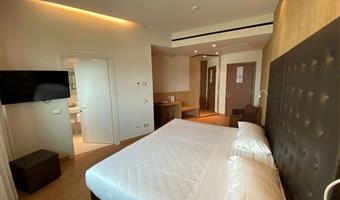 1 kingsize-bett, superior-zimmer, bad mit fenster