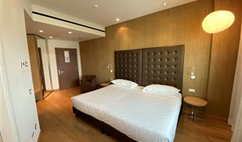 1 kingsize-bett, superior-zimmer, bad mit fenster