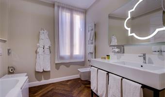 1 queensize-bett, superior-zimmer, blick auf den canal grande