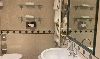 1 queensize-bett, deluxe-zimmer, blick auf den canal grande, sofabett