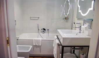 1 queensize-bett, deluxe-zimmer, blick auf den canal grande, sofabett