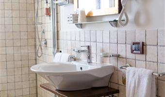 1 queensize-bett, standardzimmer, einzelbetten auf anfrage