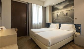 1 queensize-bett, nichtraucher, standardzimmer, auf wunsch kann das zimmer auch mit zwei einzelbetten ausgestattet werden, parkplätze vor dem raum