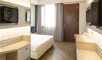 1 queensize-bett, nichtraucher, standardzimmer, auf wunsch kann das zimmer auch mit zwei einzelbetten ausgestattet werden, parkplätze vor dem raum