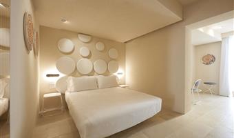 2 kingsize-betten, nichtraucher, junior-suite, hofblick, auf wunsch kann das zimmer auch mit zwei einzelbetten ausgestattet werden, bademantel und pantoffeln, komplettes frühstück