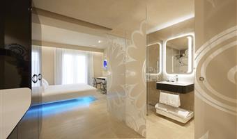 suite – 1 queensize-bett, nichtraucherzimmer, blick auf den innenhof, bademantel und hausschuhe, komplettes frühstück