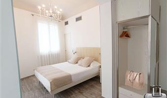 1 queensize-bett, nichtraucher, deluxe-zimmer, balkon, blick auf den platz, auf wunsch kann das zimmer auch mit zwei einzelbetten ausgestattet werden