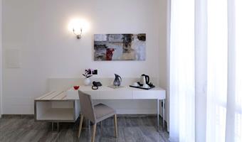 1 queensize-bett, nichtraucher, deluxe-zimmer, balkon, blick auf den platz, auf wunsch kann das zimmer auch mit zwei einzelbetten ausgestattet werden