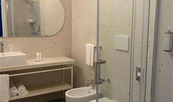 1 queensize- und 1 einzelbett, nichtraucher, comfort zimmer, auf wunsch kann das zimmer auch mit zwei einzelbetten ausgestattet werden