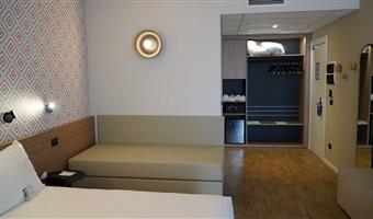 1 queensize- und 1 einzelbett, nichtraucher, comfort zimmer, auf wunsch kann das zimmer auch mit zwei einzelbetten ausgestattet werden