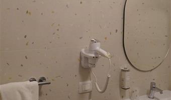 1 queensize- und 1 einzelbett, nichtraucher, comfort zimmer, auf wunsch kann das zimmer auch mit zwei einzelbetten ausgestattet werden