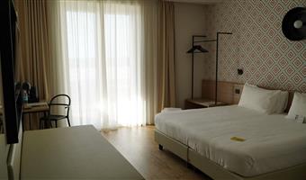 1 queensize- und 1 einzelbett, nichtraucher, comfort zimmer, auf wunsch kann das zimmer auch mit zwei einzelbetten ausgestattet werden