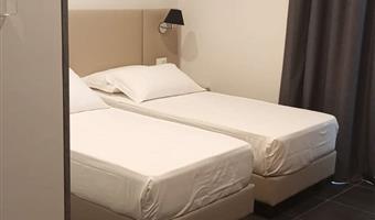 1 kingsize-bett, nichtraucher, standardzimmer, auf wunsch kann das zimmer auch mit zwei einzelbetten ausgestattet werden