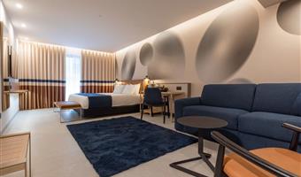 1 kingsize-bett, nichtraucher, junior-suite, sofabett, balkon, auf wunsch kann das zimmer auch mit zwei einzelbetten ausgestattet werden