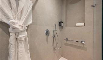 1 kingsize-bett, nichtraucher, junior-suite, sofabett, balkon, auf wunsch kann das zimmer auch mit zwei einzelbetten ausgestattet werden