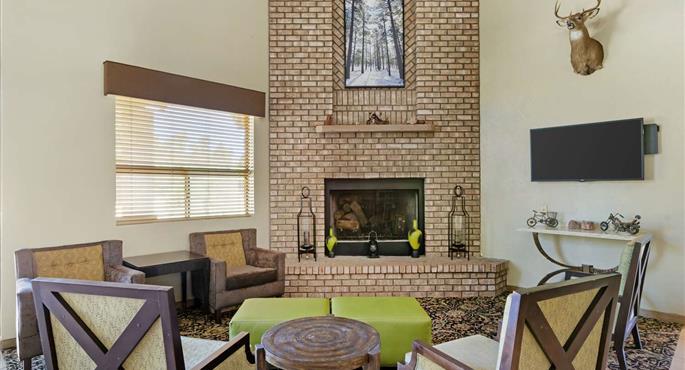 Hall of the Best Western Sawmill Inn in Heber - 03123