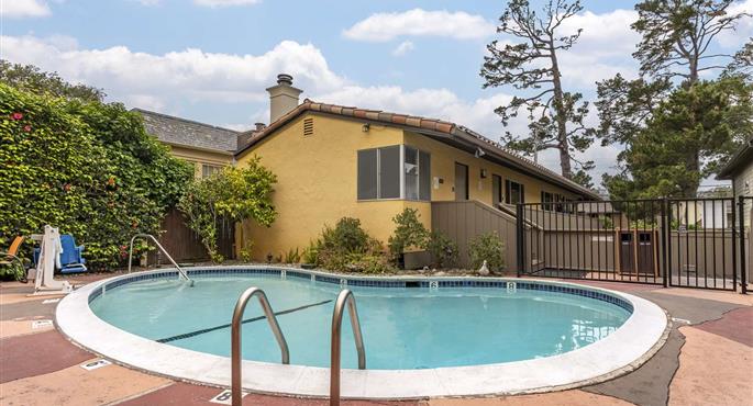 Pool of the Best Western Carmel's Town House Lodge - Carmel-By-The-Sea - 05022