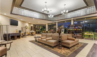 Hall of the Best Western Plus Garden Court Inn in Fremont - 05224