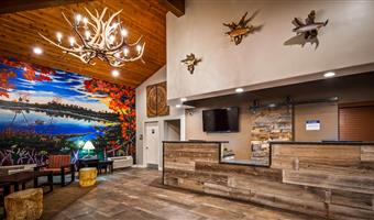 Hall of the Best Western Bishop Lodge in Bishop - 05340