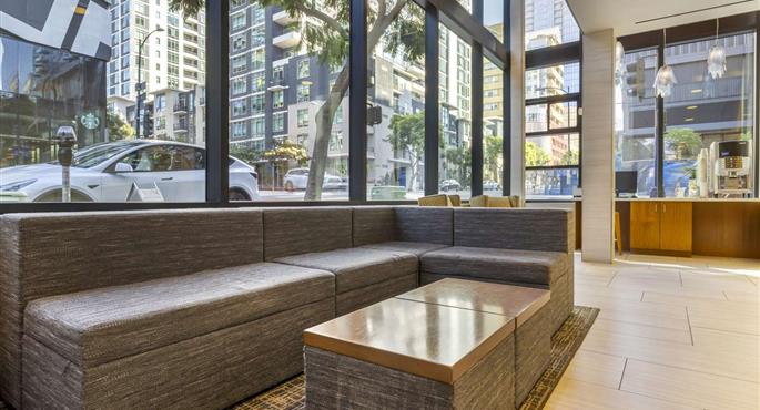 Hall of the Best Western Plus Bayside Inn in San Diego - 05362