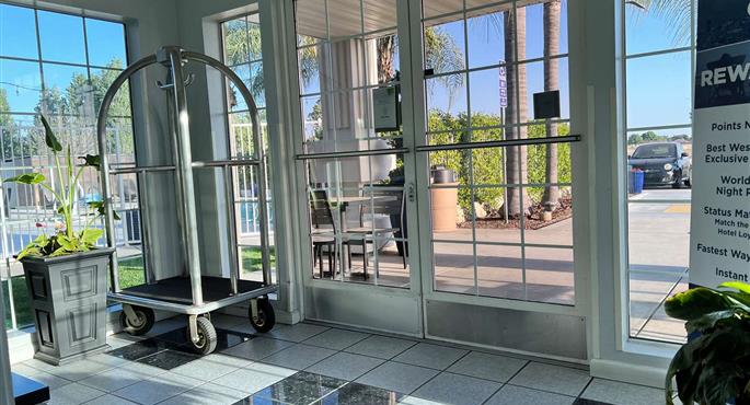 Hall of the Best Western Americana in Dinuba - 05562