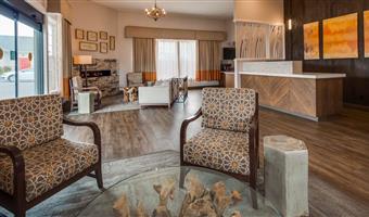 Hall of the Best Western Plus Bayshore Inn in Eureka - 05574