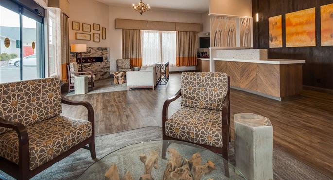 Hall of the Best Western Plus Bayshore Inn in Eureka - 05574