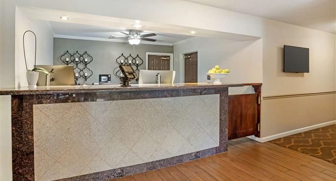 Hall of the Best Western Clovis Cole in Clovis - 05575