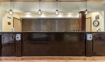 Hall of the Best Western John Muir Inn in Martinez - 05577