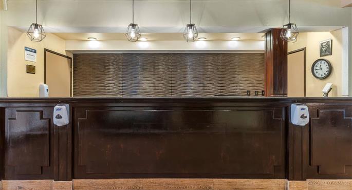 Hall of the Best Western John Muir Inn in Martinez - 05577