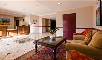 Hall of the SureStay Plus by Best Western Yucca Valley Joshua Tree in Yucca Valley - 05680